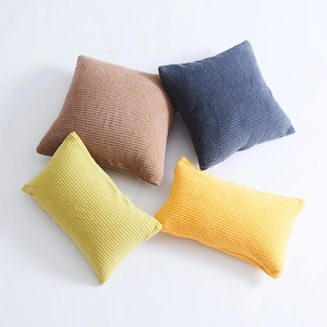 Housses de coussin en velours côtelé aux couleurs macaron et tailles variées sur blanc