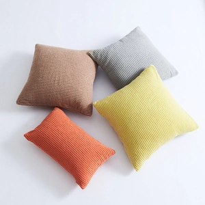 Housses de coussin en velours côtelé macaron carrées et rectangulaires empilées