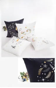 Détail de housses de coussin licorne douces avec imprimé Merry Christmas et texture peluche