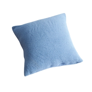 Housse de coussin bleu clair à rayures de maïs en peluche douce avec relief moderne