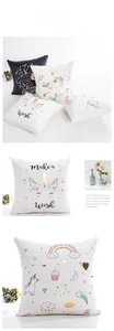 Détail de l'imprimé licorne sur housse de coussin carrée avec motifs d'étoiles et arcs-en-ciel