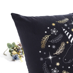 Housse de coussin licorne noire avec motifs dorés de flocons et de pins décoratifs