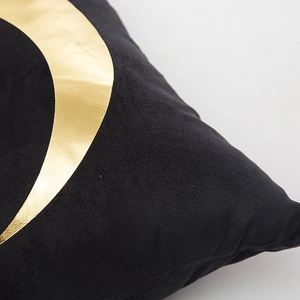 Moderne schwarze Kissenhülle mit goldenem Monddruck und weicher Samt-Textur