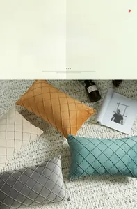 Primer plano de cojines rectangulares de terciopelo holandés con textura de diamantes acolchados