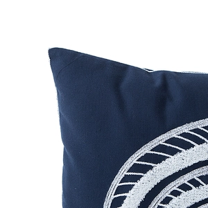 Dunkelblauer Kissenbezug aus Canvas mit weißer geometrischer Stickerei für Sofas