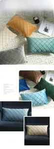 Detalle de cojines rectangulares de terciopelo con diseño acolchado en múltiples colores