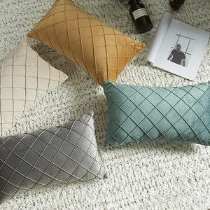 Cojines lumbares decorativos en terciopelo holandés con patrón de rombos en cuatro colores