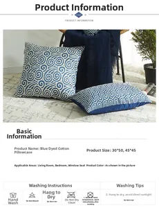 Détail de housses de coussin en coton bleu avec jacquard géométrique et motifs boho