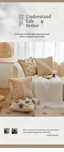 Dettaglio di un cuscino bohémien trapuntato con nappe su un divano color crema