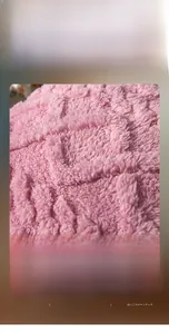 Detailaufnahme von weichem rosa Plüsch-Jacquard-Stoff mit erhabener Karostruktur