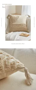 Dettaglio del cuscino bohémien con tessuto trapuntato bianco crema e nappe decorative