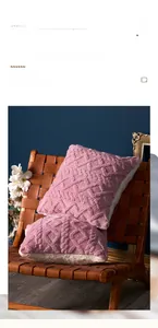Detailansicht eines rosa Jacquard-Plüsch-Kissenbezugs mit weißem Sherpa-Vlies-Gewebe