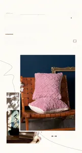 Detail der rosa Seilstruktur und weißem Kunstpelz auf dem flauschigen Dekokissen