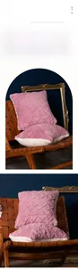 Detail des rosa Plüschkissenbezugs mit Rautenmuster und weichem Fleece-Stoff
