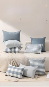 Dettaglio di federe giapponesi a righe e scacchi in misto cotone blu e beige per divano