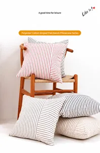 Dettaglio delle federe per cuscini patchwork a righe multicolore in morbido poliestere cotone