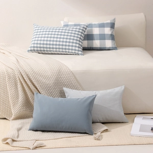 Fodere per cuscini a righe blu e bianche con calda coperta in maglia color crema
