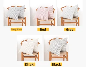 Dettaglio di federe per cuscini patchwork a righe nei colori blu, rosso, grigio e nero