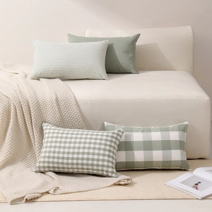 Housses de coussin décoratives vert sauge et beige avec motifs à rayures et carreaux