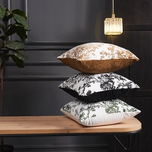 Set van drie chenille jacquard kussenhoezen met boompatroon op houten bankje in huis