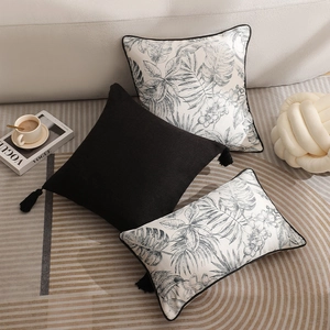 Ensemble de coussins de canapé de luxe avec motifs tropicaux et élégantes franges noires