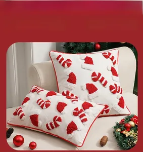 Detailansicht der getufteten Weihnachtskissenbezüge mit festlichen Zuckerstangen-Motiven