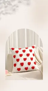 Gros plan sur la broderie touffetée en forme de cœur sur une housse de coussin