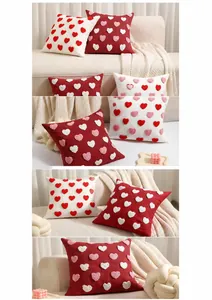 Détail du motif cœur 3D touffeté sur les housses de coussin en coton rouge et blanc