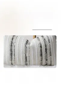 Vue détaillée de la housse de coussin en chenille tissée avec rayures et franges déco