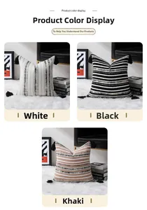 Détail de housses de coussin en jacquard de chenille avec pompons bohèmes en blanc et noir