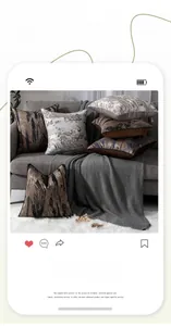 Détail de housses de coussin de luxe avec motifs abstraits sur un canapé gris