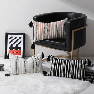 Housses de coussin bohème en chenille à rayures avec jacquard et glands noirs