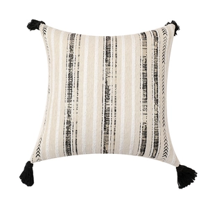 Housse de coussin bohème en chenille à rayures géométriques et pompons noirs