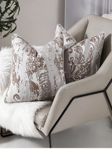 Détail de la housse de coussin en jacquard avec texture abstraite et liseré blanc élégant
