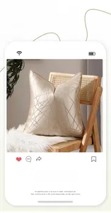 Détail de la housse de coussin géométrique champagne avec passepoil sur chaise