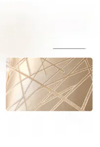 Détail macro du tissu de la housse de coussin brodée géométrique en satin doré champagne