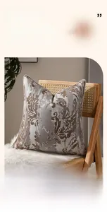 Gros plan sur la texture abstraite de la housse de coussin avec liseré blanc élégant