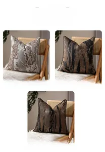Détail de housses de coussin luxe effet marbre gris, noir et bleu avec bords passepoilés