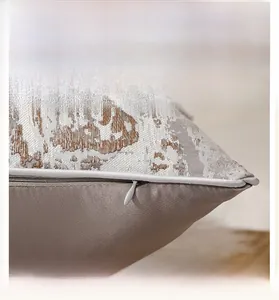 Détail d'un coussin décoratif avec fermeture éclair invisible et bordure passepoilée
