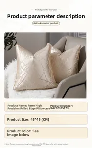 Gros plan sur une housse de coussin beige à motifs géométriques et bordure passepoilée