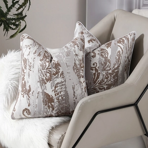 Housse de coussin de luxe en jacquard gris et bronze avec passepoil sur un fauteuil