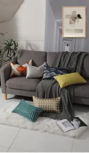 Dettagli di lussuosi cuscini lombari con motivi geometrici e texture jacquard