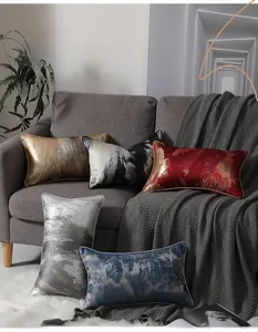 Dettaglio di cuscini lombari di lusso con bordi a contrasto e motivi astratti metallici