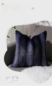 Dettaglio ravvicinato della federa in peluche blu navy con trama a righe orizzontali
