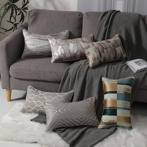Cuscini decorativi di lusso in jacquard con motivi geometrici su un divano moderno