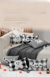 Dettaglio del cuscino Halloween Boo con raffinato ricamo 3D su tessuto a quadretti classico