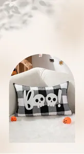 Dettaglio del cuscino Halloween Boo con motivo a quadri bianco e nero e ricamo fine