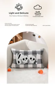 Dettaglio del cuscino fantasma Boo di Halloween con ricamo su tessuto a quadri grigi