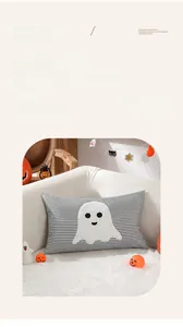 Dettaglio del ricamo sul cuscino fantasma di Halloween a strisce bianche e nere per divani