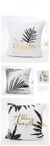 Détails des housses de coussin en velours blanc avec feuilles tropicales dorées et lettrage